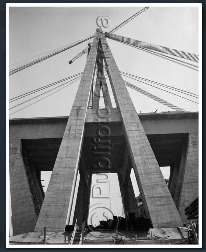8 maggio 1964, lavori di costruzione degli stralli. Si notino i tiranti d'acciaio che verranno successivamente ricoperti di calcestruzzo