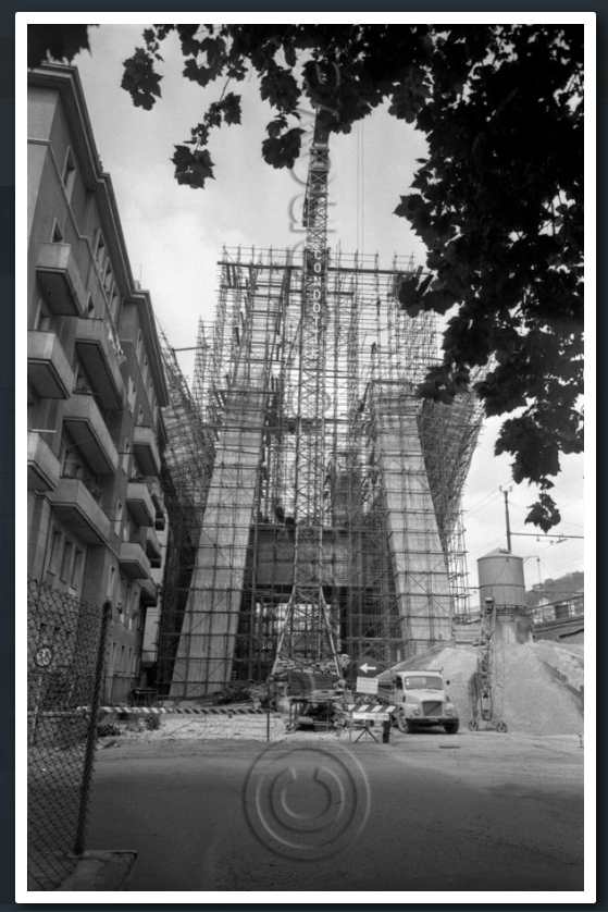16 luglio 1965, Via Walter Fillak,  la costruzione del pilone 10 a ridosso delle case di Via Porro